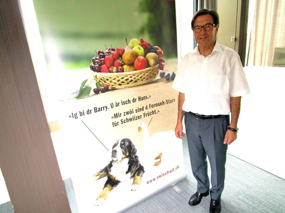 Pezzatti leitete 14 Jahre lang die Geschicke des Schweizer Obstverbands, im Hintergrund das Plakat einer Kampagne.